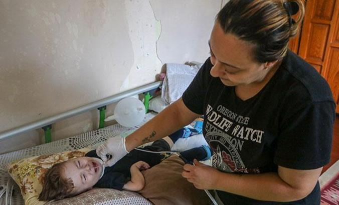 SMA'lı oğlu kilo almasın diye yemek yedirmeye korkuyor