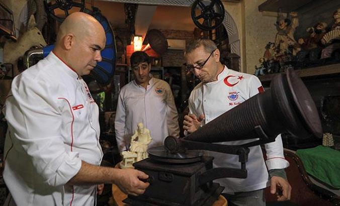 35 kilo çikolatayla 113 yıllık gramofonun aynısını yaptı