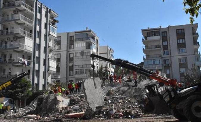 İzmir’de arama kurtarma çalışmaları sürüyor