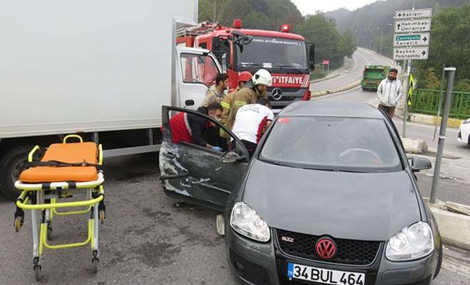 Beykoz'da kaza; yaralı sürücüyü itfaiye kurtardı