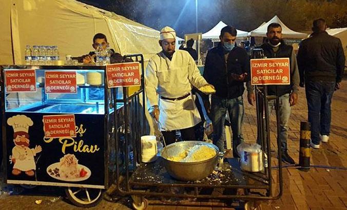 Seyyar satıcılar, depremzedelere tavuklu pilav ve ayran dağıttı