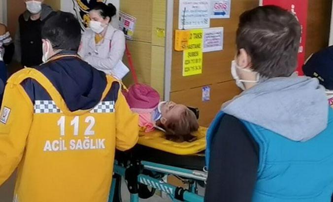 Annesinin elini bırakıp yolun karşısındaki babasına koşan Tuğçe'ye minibüs çarptı