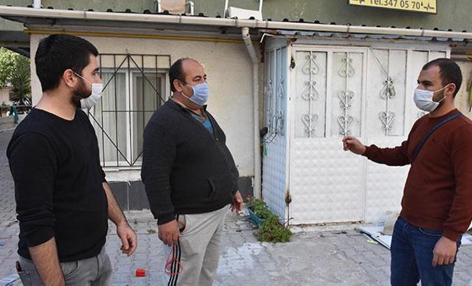 Depremde 2 yaşlıyı merdivenle binadan çıkardı