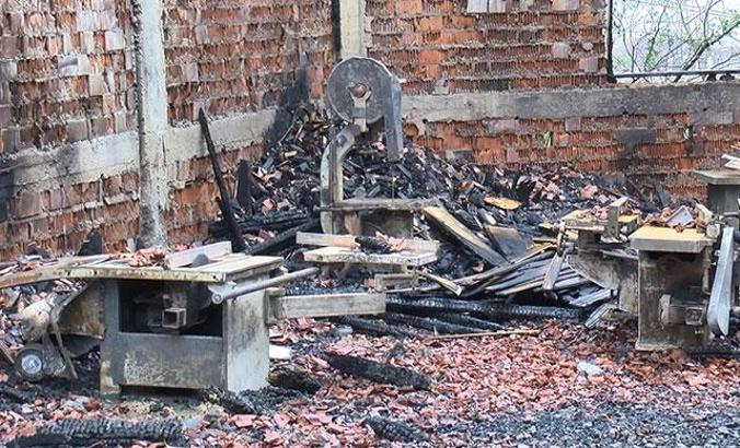 Arnavutköy'de marangoz atölyesinde yangın : 1 ölü