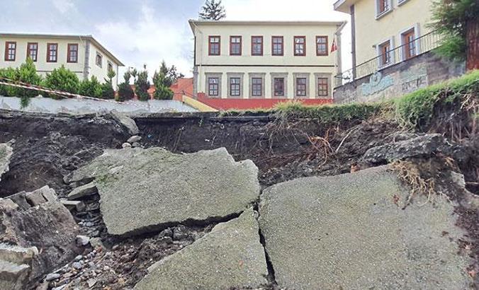 Okul bahçesinin istinat duvarı çöktü