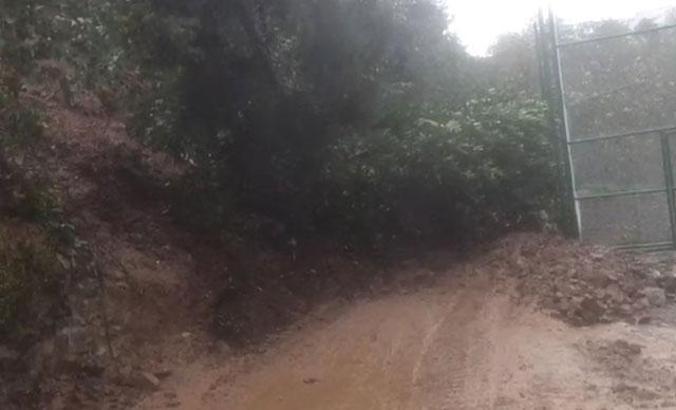 Çamlıhemşin’de heyelan nedeniyle köy yolu kapandı