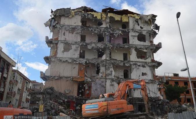 1999 depreminde hasar gören 245 binanın güçlendirme veya yıkımı için son 1 ay