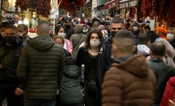Mısır Çarşısı'nda dikkat çeken kalabalık... Vatandaşlar polis dronuyla uyarıldı