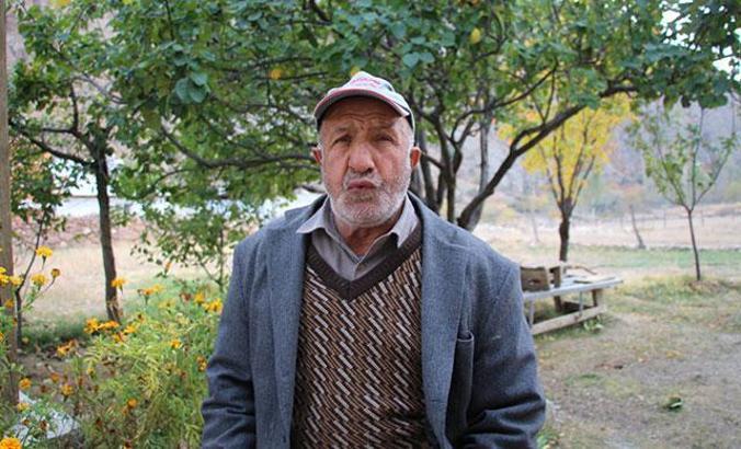 78 yaşındaki Tahsin Tokgöz, sürekli ıslık çalıyor