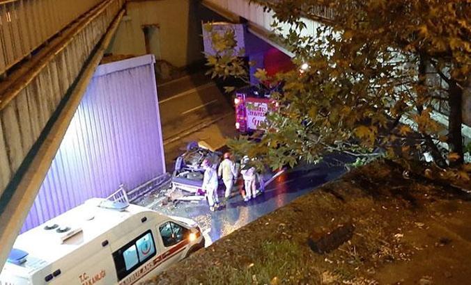 Avcılar'da otomobil viyadükten uçtu: 3 yaralı
