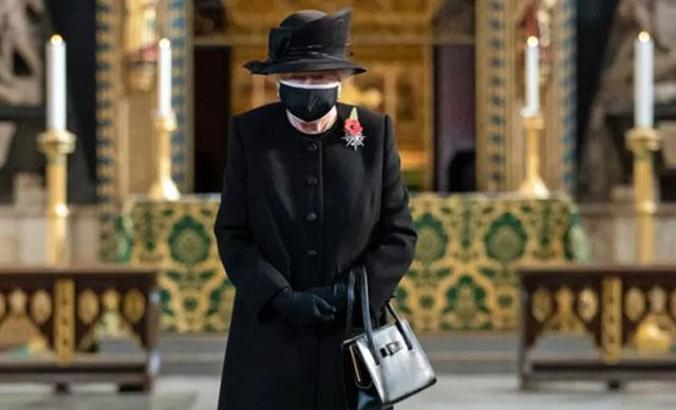 Kraliçe Elizabeth ilk kez halk içinde maskeli görüntülendi