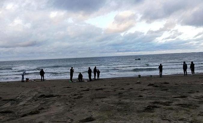 Denizde kafes yırtıldı, oltasını alan sahile akın etti