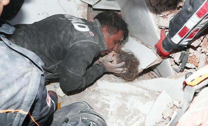 'Enkazda uygun bir boşlukta nefes alabilmeleri, yaşama şanslarını artırdı'