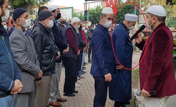 Koronavirüsten kurtulan imam, koronavirüsten ölen emekli imam babasının cenazesini kıldırdı