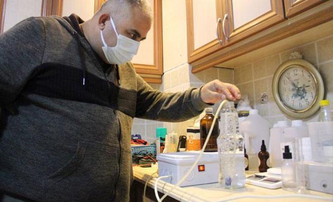 Evini laboratuvara çevirip koronavirüse savaş açtı