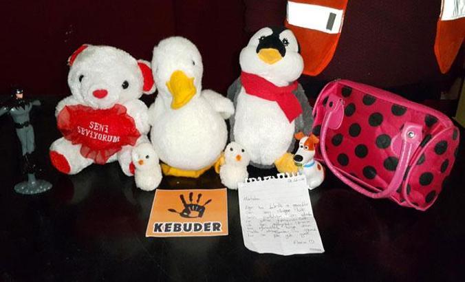 Yardım kolisinden çıkan not duygulandırdı