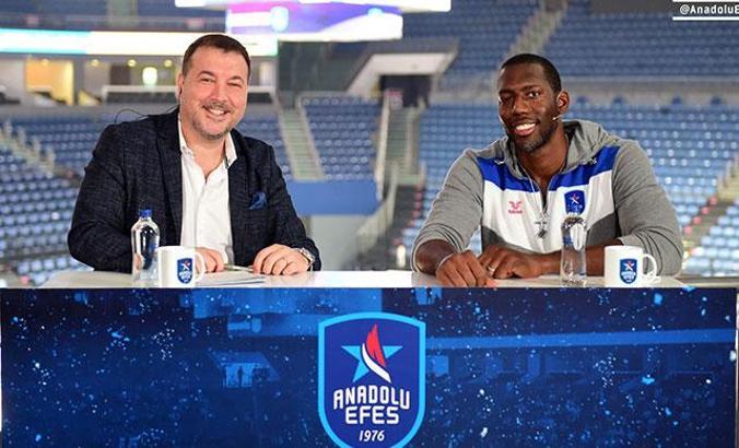 Anadolu Efes, "Blokların Kralı" Bryant Dunston'ın ismini ölümsüzleştirdi