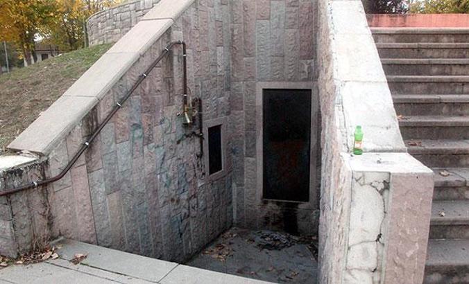 12 Kasım Deprem Anıtı'nın içler acısı hali