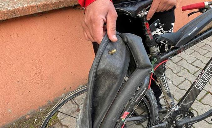 Bisikletinin lastiği patladığında gördüğüne inanamadı