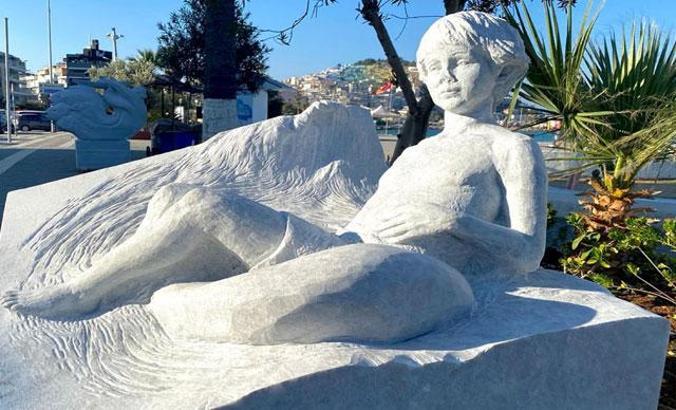 Kuşadası'nda 'Yüzen Çocuk' heykeline çirkin saldırı
