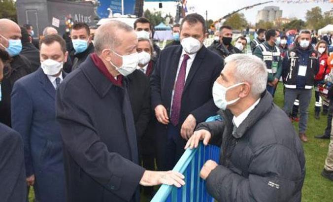 Cumhurbaşkanı Erdoğan'a çocukluk arkadaşı saat hediye etti