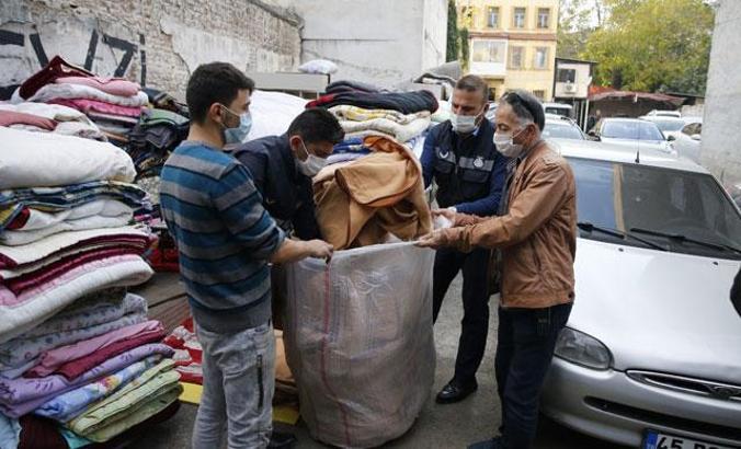 Depremzedelerin battaniyeleri işportadan toplandı