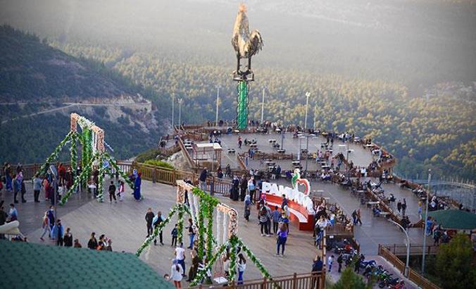 Dev horoz heykeline ziyaretçi akını