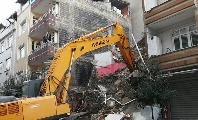 Zeytinburnu'nda 35 yıllık 5 katlı bina kontrollü olarak yıkıldı