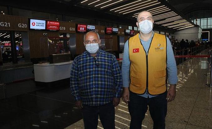 Sınırlar kısmen açıldı yardım için Kamerun'a gittiler