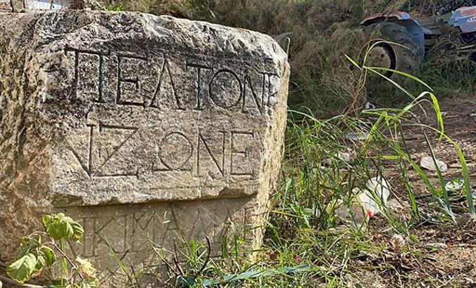 Roma dönemine ait olduğu düşünülen tarihi eser, çiftçi fotoğrafını paylaşınca gündem oldu