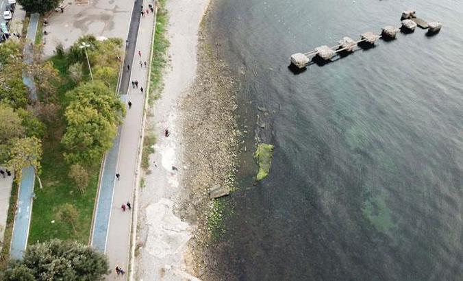 Kadıköy Caddebostan'da deniz çekildi, tedirginlik yaşandı