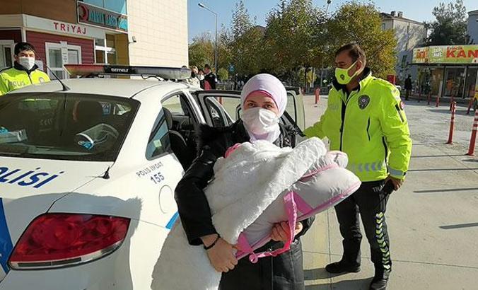 Hasta bebek, polis aracıyla hastaneye götürüldü