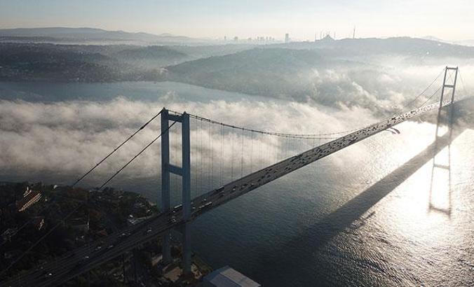 İstanbul Boğazı'na çöken sis havadan görüntülendi