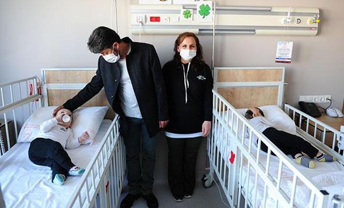 Londra'da operasyonla ayrılan siyam ikizlerinin sağlık durumu iyi