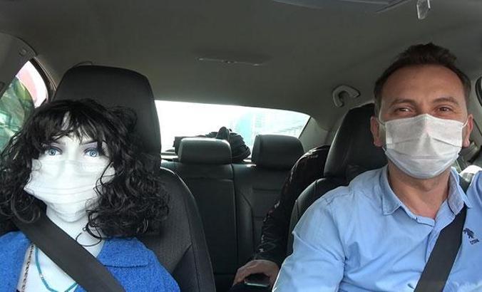 Taksici, ön koltuğa oturulmasını engellemek için cansız manken taşımaya başladı