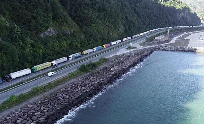 Sarp Sınır Kapısı’ndan ihracat arttı, TIR kuyruğu oluştu