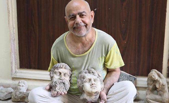 Evini atölyeye çeviren heykeltıraş, Antik Roma döneminin heykellerini yapıyor