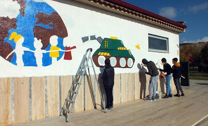 Savaş mağduru çocuklar, duvar resimleriyle barış mesajı verdi