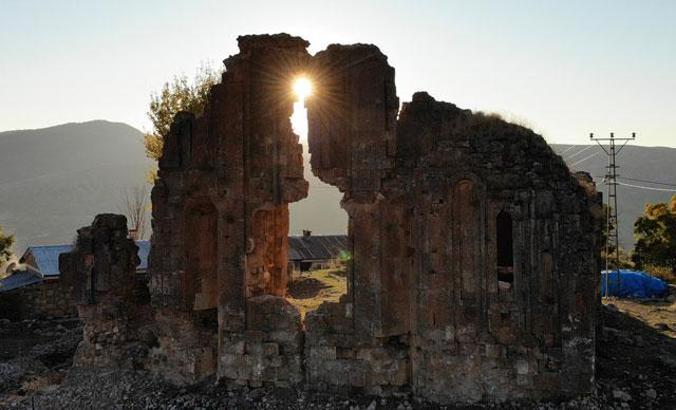Köylüler, definecilerin talan ettiği kilisenin onarılıp turizme kazandırılmasını istiyor
