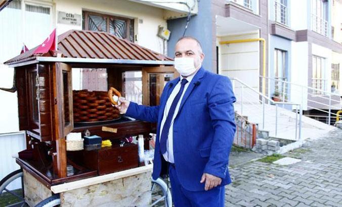Takım elbiseli seyyar satıcı
