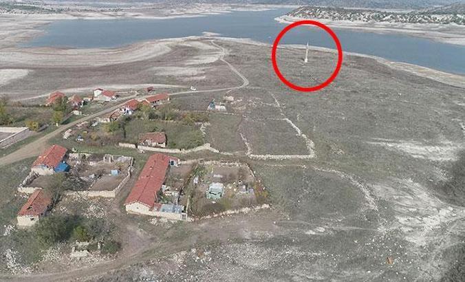 Baraj suları çekildi, eski köy evlerinin bir kısmı ve cami minaresi oraya çıktı
