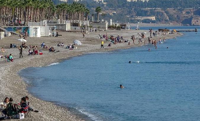 Kısıtlamanın ardından dünyaca ünlü sahile akın ettiler