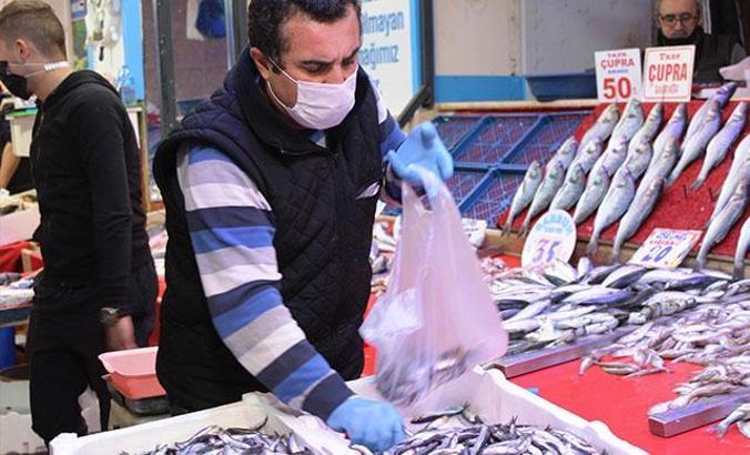 Kilosu 10 liraya düşen hamsiye yoğun ilgi