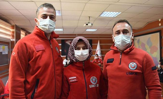 İzmir'de 16 saat sonra enkazdan kurtuluşa imza atan UMKE ekibi, yaşadıklarını anlattı