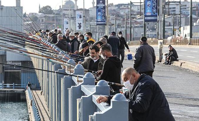 Olta balıkçıları Galata Köprüsü'ne akın etti, önlemler hiçe sayıldı