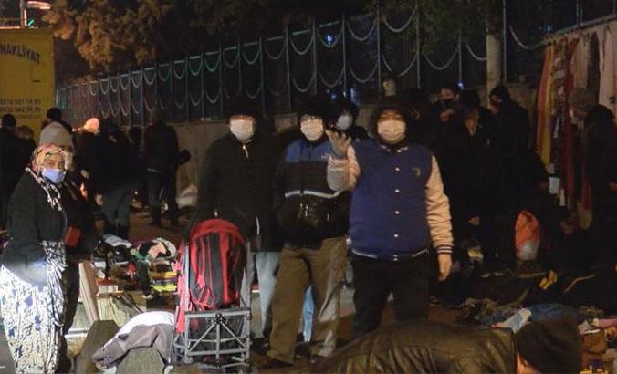 Bayrampaşa'da koronavirüsün kol gezdiği gece pazarı