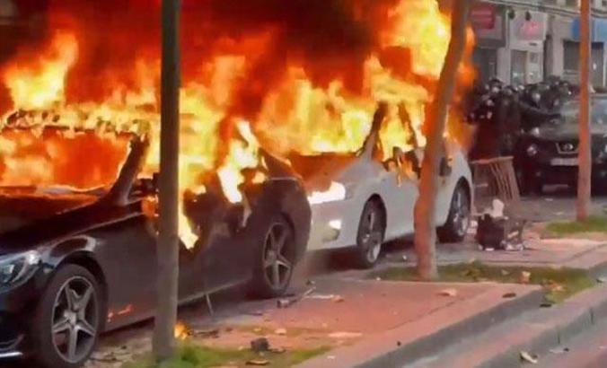 Paris’te güvenlik yasası protestolarında göstericilere polis müdahalesi