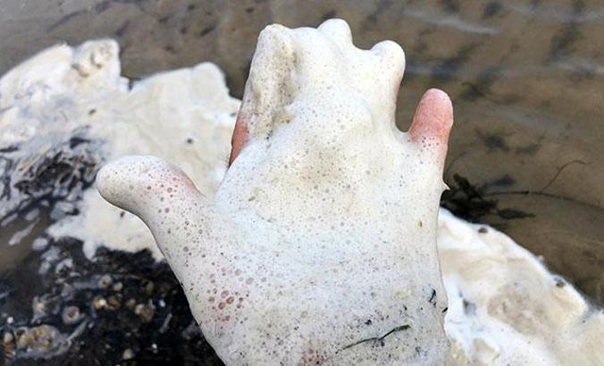 Eğirdir, kimyasal kirlilik nedeniyle köpürüyor