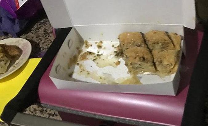 Eşi terk edince evini kurşunladığı kayınpederini, baklavayla zehirledi