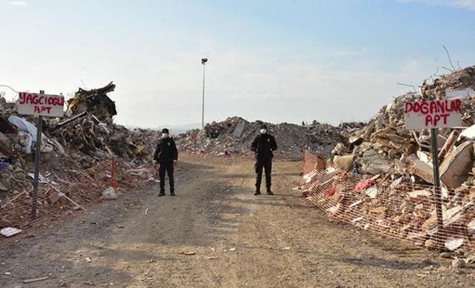 Depremde yıkılan binaların molozları korunuyor